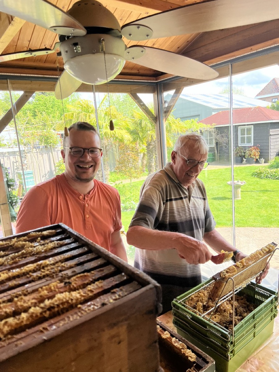 Egbert en zijn vader bij de bijenkasten