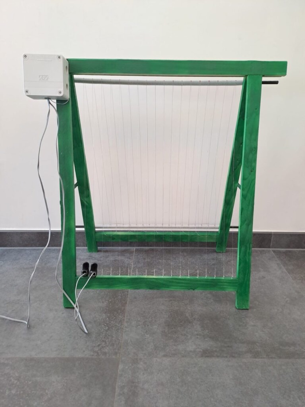 Elektrische harp voor een bijenkast ter bescherming tegen de Aziatische hoornaar