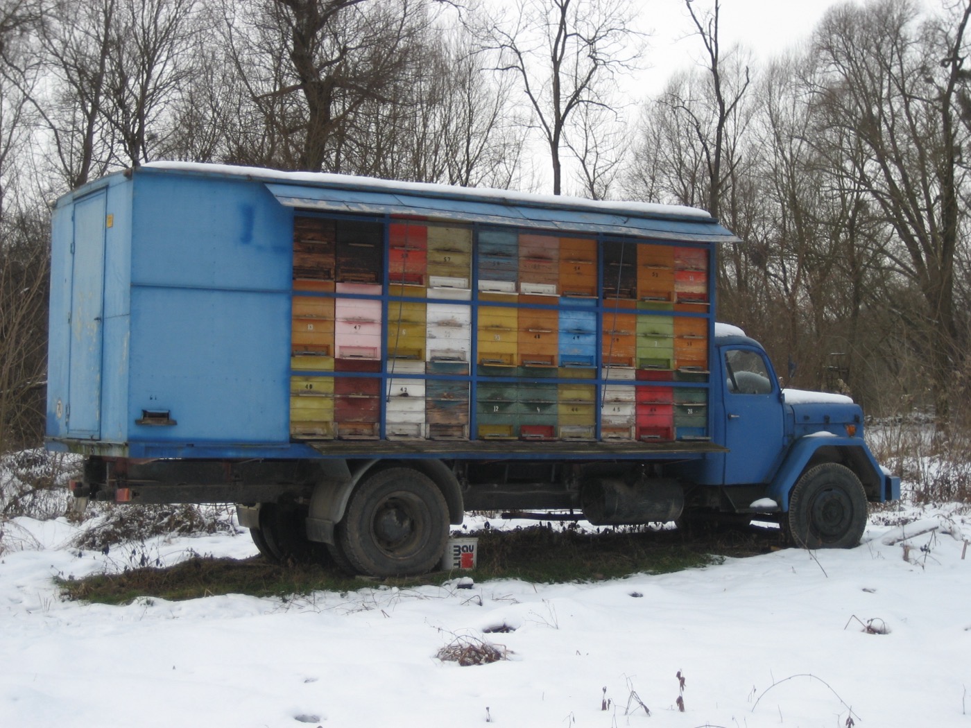 Bijenkasten geladen op een vrachtwagen voor transport